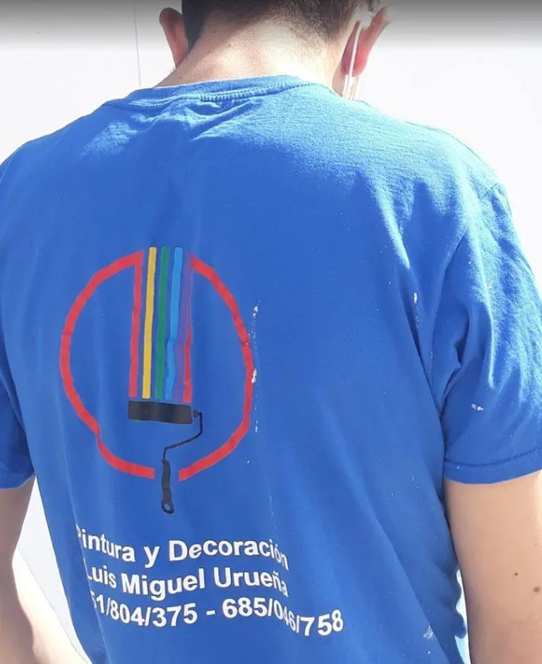 Pintor del equipo de espaldas con la camiseta azul de Pintura y Decoración Luis Miguel Urueña